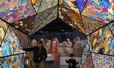 SPEKTAKULER : MOZAIK PETROGRAFIS