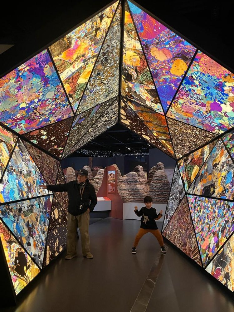 SPEKTAKULER : MOZAIK PETROGRAFIS